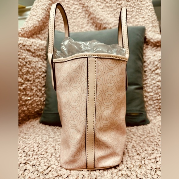 Michael Kors Baby Pink Handbag - Picture 3 of 14